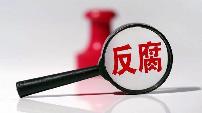 白衣女侠郭碧婷人如其名，;冰力十足